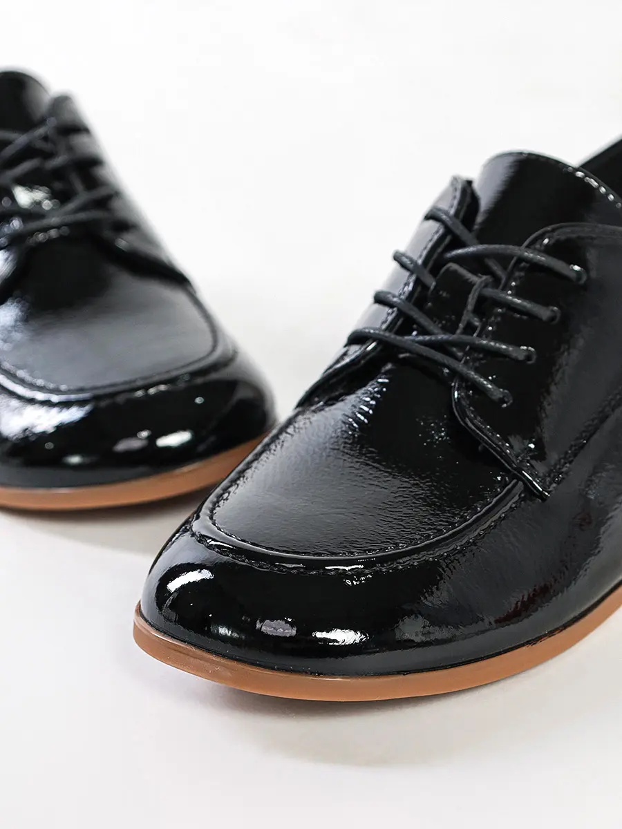 Туфли-дерби  лакированные черного цвета на низком каблуке